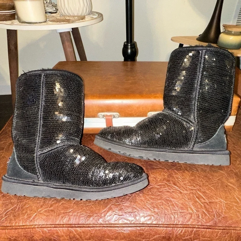 UEC UGG Classic Short Chunky Sequin Black Big Girl Size 6